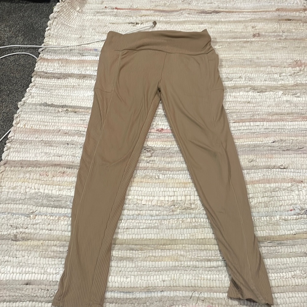 Brown leggings with pockets.